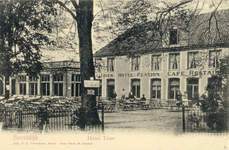14107 Gezicht op de linkergevel van het hotel Trier met terras (Amsterdamsestraatweg) te Soestdijk (gemeente Baarn).